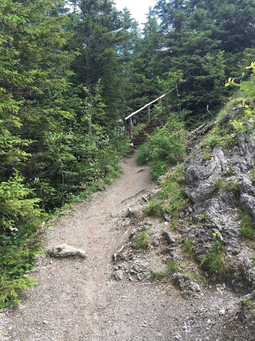 Tatry. Turystów na górskich szlakach jest sporo, ale tłumów (na szczęście) nie spotkamy