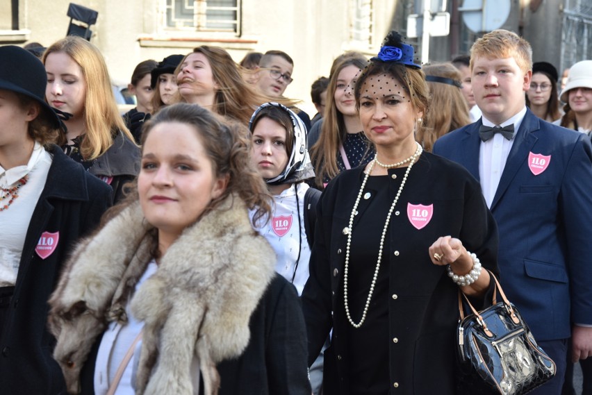 Parada z okazji 100-lecia założenia Fabloku przeszła ulicami Chrzanowa [ZDJĘCIA, WIDEO]