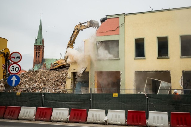 W sobotę, 22 lutego, operatorzy ciężkiego sprzętu wjechali i zaczęli wyburzać kamienicę przy rondzie Bernardyńskim. Wszystko w ramach realizacji kolejnego etapu prac w związku z modernizacją ul. Kujawskiej i jej okolic. Wcześniej archeolodzy prowadzili prace w piwnicach kamienicy i w okolicy. Znaleźli tam ludzkie szczątki - pisaliśmy o tym tutaj (klikni).Zobaczcie, jak znikała z powierzchni ziemi kamienica >>>