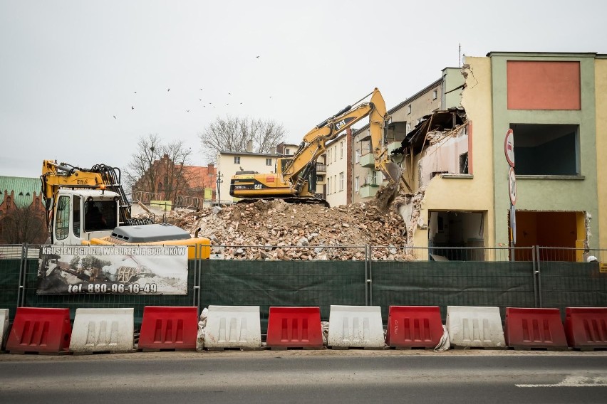 W sobotę, 22 lutego, operatorzy ciężkiego sprzętu wjechali i...