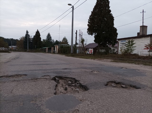 W poniedziałek, 11 października w Urzędzie Miejskim w Brodnicy podpisana została umowa z firmą TRANSBRUK Barczyńscy Sp. z o. o. na przebudowę ulicy Świerkowej w Brodnicy. Wyremontowane zostanie 696 metrów drogi od Cmentarza Wojskowego w Lasku Miejskim do firmy Westerbud, tuż za firmą Visotec Socha. Wartość inwestycji to ok. 770 tys. zł