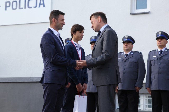 Minister Mariusz Błaszczak wręczył medal Młodego Bohatera Konradowi Myśliwcowi i jednocześnie pogratulował tacie Konrada – Arkadiuszowi Myśliwcowi wzorowego wychowania syna.