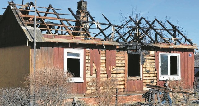 W ubiegłą sobotę spłonął drewniany dom w Damianach, w którym mieszkało osiem osób. Mieszkańcy pomagają pogorzelcom.