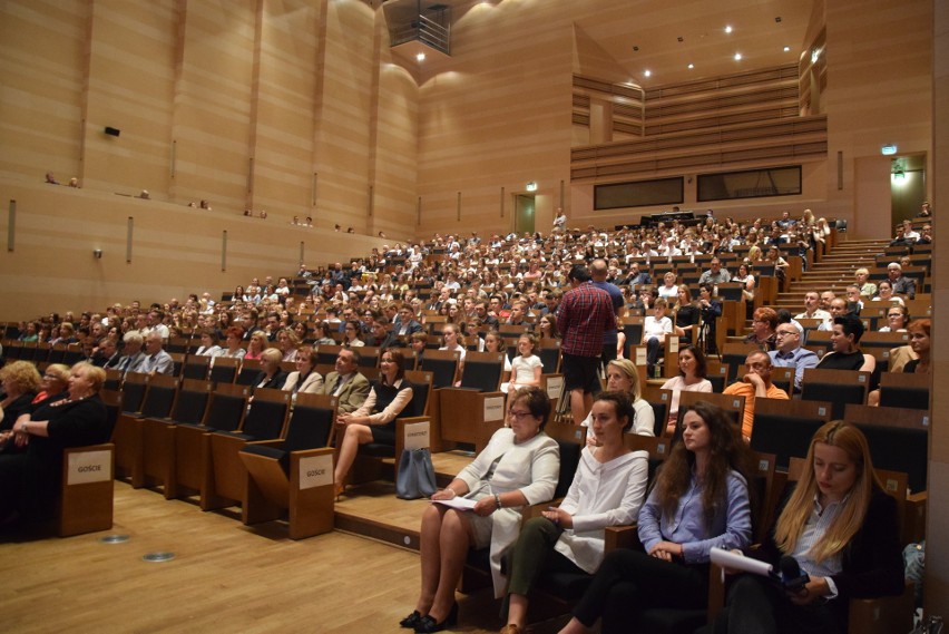 Uroczystość wręczenia stypendiów odbyła się w filharmonii.