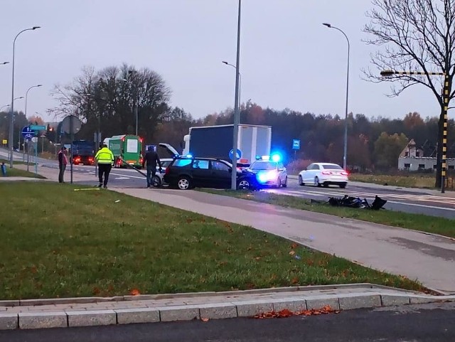 We wtorek, przed godz. 6, na skrzyżowaniu ulic Szosa Zabłudowska i Logarytmiczna w Białymstoku doszło do wypadku