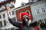 Kraków. Kobiety protestują przed komisariatem policji przy ul. Szerokiej [ZDJĘCIA]