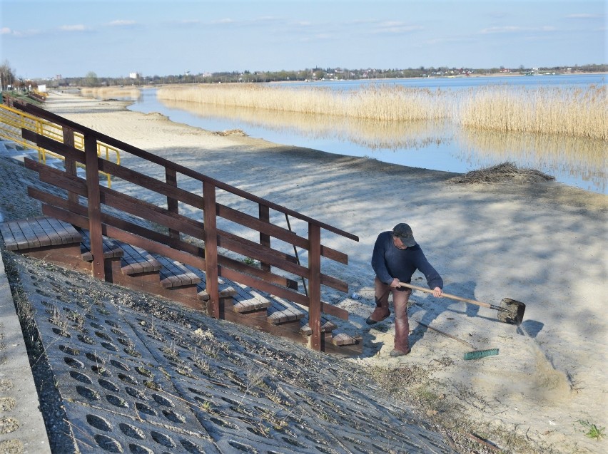 Porządki przed sezonem nad Jeziorem Tarnobrzeskim. Trwa sprzątanie plaż, będzie dostawa świeżego piasku (ZDJĘCIA)