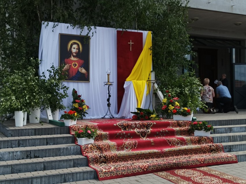 Boże Ciało. Procesja w parafii Opatrzności Bożej w Ostrowi Mazowieckiej. 16.06.2022