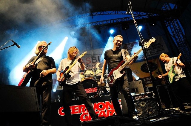 Czerwone Gitary – polski zespół bigbitowy, autorzy takich hitów jak: "Ciągle Pada" i "Niebo z moich stron". Zobacz jakie zespoły jeszcze wystąpią! >>>