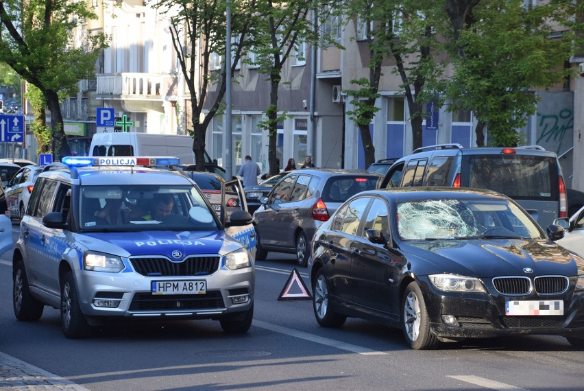 Wypadek na Sienkiewicza: BMW potrąciło pieszego przy przystankach obok Białówny (zdjęcia)