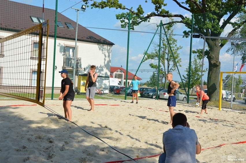 Pierwszy turniej siatkówki plażowej w gminie Wielka Wieś z mistrzem sportów... zimowych 