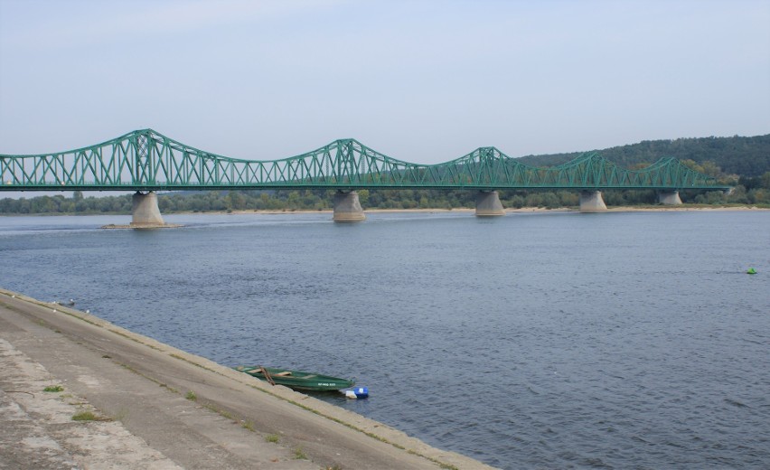 Znajdujący się 4 km poniżej zapory most we Włocławku ma...