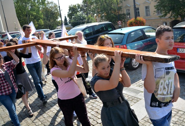 Pielgrzymka odbywa się rok przed świętem młodych katolików w Krakowie. W czwartek znaki ŚDM odwiedziły m.in. archikatedrę