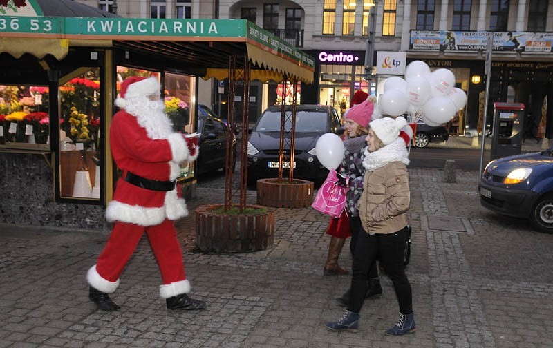 Mikołaje w kabriolecie na bydgoskich ulicach