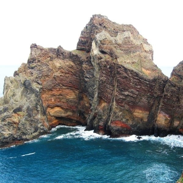 Wulkaniczny rodowód wyspy jest dobrze widoczny na Ponta de Sao Lourenco. Na bajecznie kolorowych skałach wyraźnie widać strumienie zastygłej lawy.