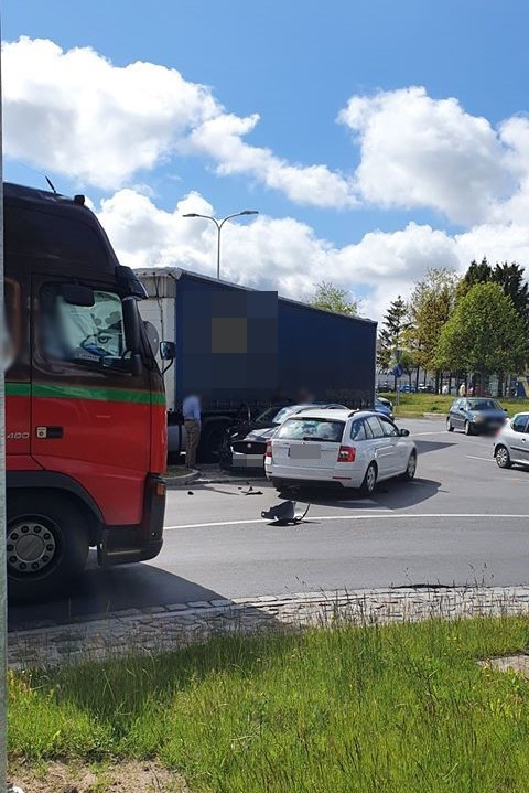 Stłuczka na rondzie w Słupsku. Zderzyły się trzy pojazdy (zdjęcia)