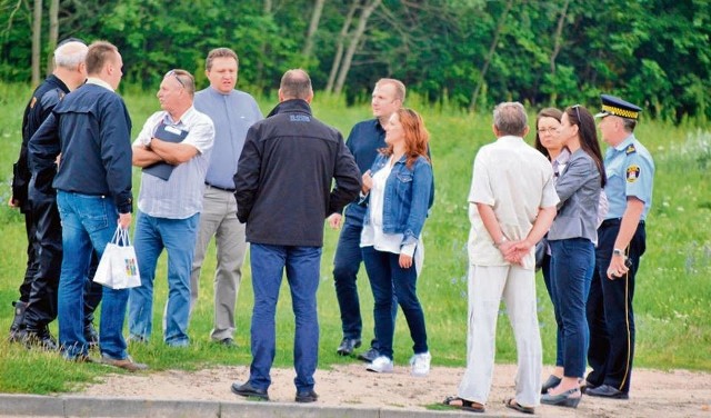 Przedstawiciele diecezji i jednostek miejskich wizytują teren, gdzie zorganizowany zostanie koncert