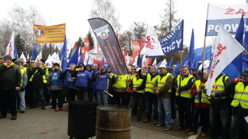 Pikieta hutników przed siedzibą dyrekcji ArcelorMittal...