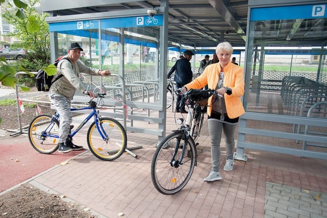 Parking rowerowy przed dworcem PKP w Słupsku.