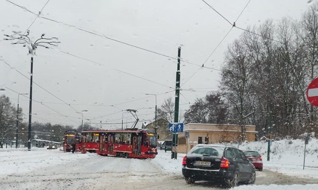 Na skutek zdarzenia na ulicy 3 Maja w Sosnowcu utworzył się spory korek. Zobacz kolejne zdjęcia. Przesuwaj zdjęcia w prawo - naciśnij strzałkę lub przycisk NASTĘPNE