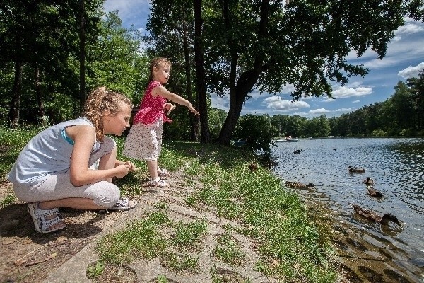 Hania (z lewej) i Lena Kłąb z Bałut bardzo często dokarmiają kaczki pływające po stawie w Arturówku.