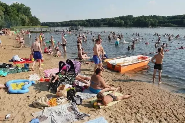 W poniedziałek 8 sierpnia odwołano tygodniowy zakaz kąpieli w kąpielisku nad Jeziorem Chomięckim w gminie Komorniki. Jezioro zamknięto z powodu zakwitu sinic.