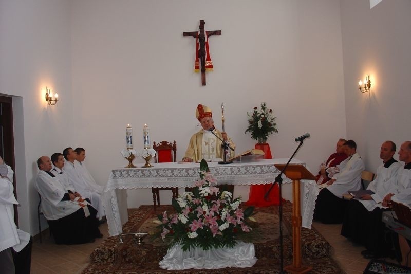 Odrestaurowany kościół poświęcił biskup Henryk Tomasik.