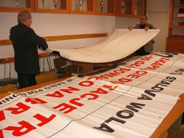 W siedzibie "Solidarności&#8221; w Hucie Stalowa Wola przygotowania transparentów na wyjazd do Warszawy.