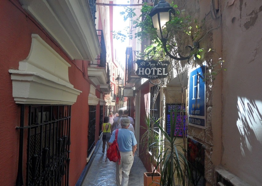 Urokliwa uliczka na starym mieście w Sewilli