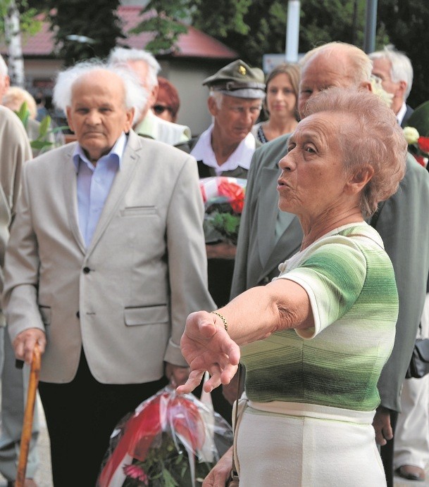 W rocznicę rzezi wołyńskiej mieszkańcy Malborka spotykają się przed pamiątkową tablicą na budynku dworca kolejowego
