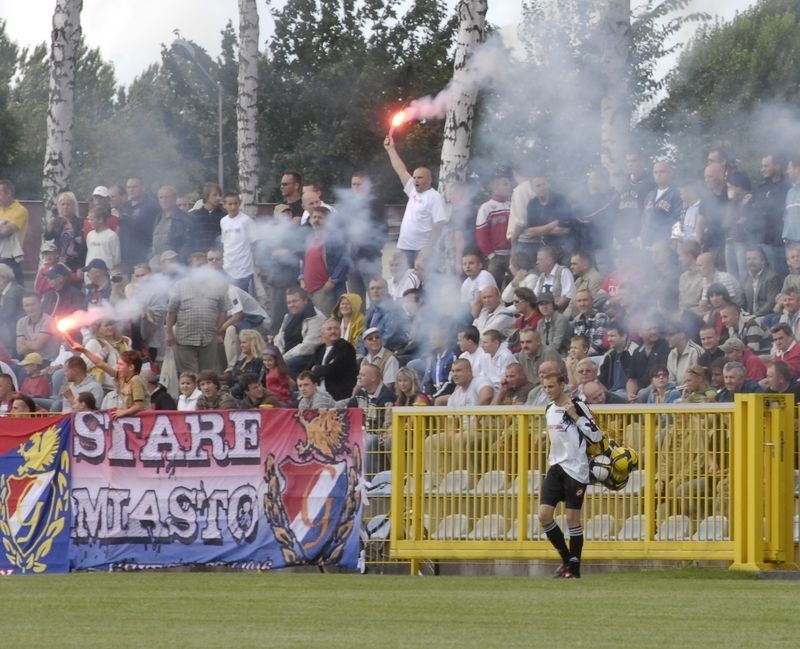 Atmosfera na trybunach podczas derbów Gryfa 95 i Bytovii...