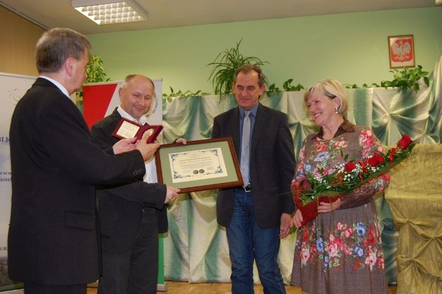 Markowi Nikodemowi (drugi z lewej) medal wręcza Andrzej Wrona w asyście Marka Domżały i Silvany Oczkowskiej