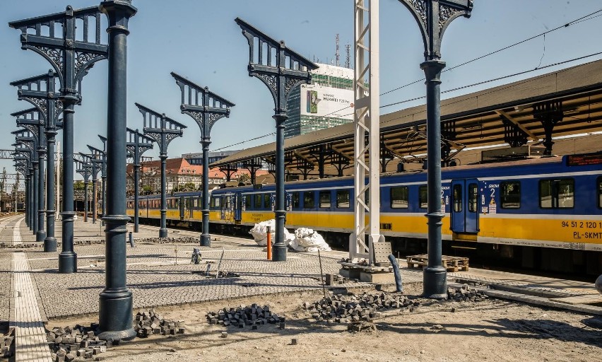 Remont stacji Gdańsk Główny - prace na peronie nr 2...