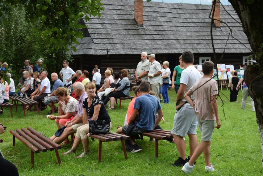 Szymbark. XV Panorama Kultur. W skansenie głośno gra muzyka, jest mnóstwo ludzi, są stoiska z rękodziełem, gospodynie częstują pysznościami