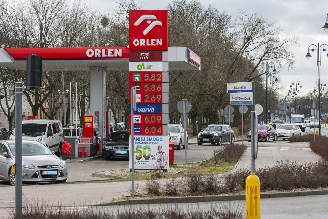 Kolejki w piątek przed stacją paliw Orlen przy ul. Gdańskiej w Bydgoszczy (w pobliżu stadionu Zawiszy)