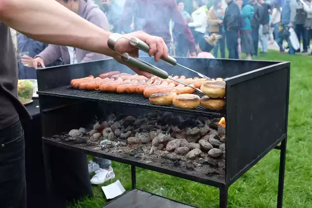 Dania z grilla są lubiane i cenione za wyjątkowy smak z nutą dymu. Taki posiłek jest jeszcze bardziej atrakcyjny, gdy przyrządza się go samodzielnie na świeżym powietrzu.Najpopularniejsze potrawy na grilla to karkówka i kiełbasa. Wiele produktów smakuje lepiej z grilla, jednak jest też kilka potraw, których nigdy nie powinno się umieszczać na grillu - ze względów bezpieczeństwa albo ze względu na utratę smaku.Majówka 2022 to tradycyjnie wielkie majówkowe grillowanie. Istnieją jednak potrawy, które lepiej trzymać z dala od rusztów - mogą się przez to stać mniej smaczne albo nawet niebezpieczne dla zdrowia!.Sprawdź teraz w naszej galerii, których produktów lepiej nie grillować >>>>>