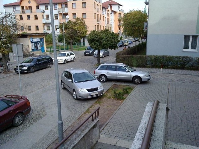 Autodranie zaprakowali na chodniku w Żarach.