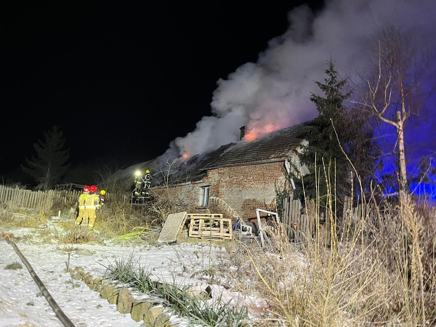 Siedem zastępów strażaków walczyło z pożarem domu w...