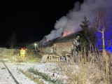 Pożar domu w Dąbrowie w gminie Zabór. Z ogniem walczyło siedem zastępów straży pożarnej