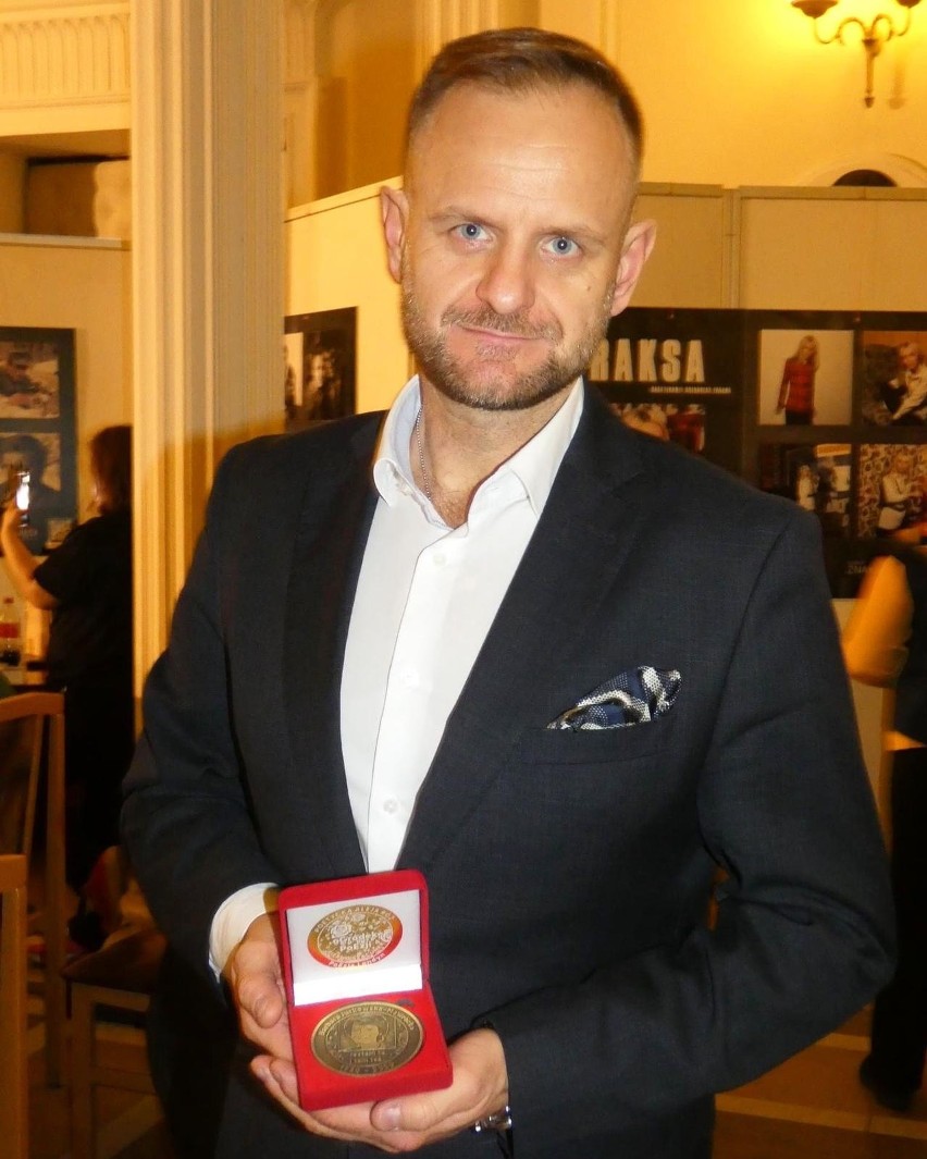 Jacek Jaszczyk z medalem, który odebrał podczas  Festiwalu...
