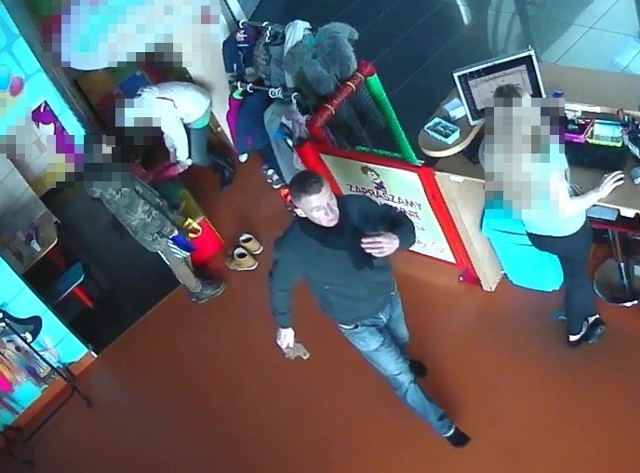 Suwalscy policjanci poszukują sprawcy kradzieży portfela. Było to 3 marca 2018 roku w Centrum Handlowym przy ul. Dwernickiego w Suwałkach.