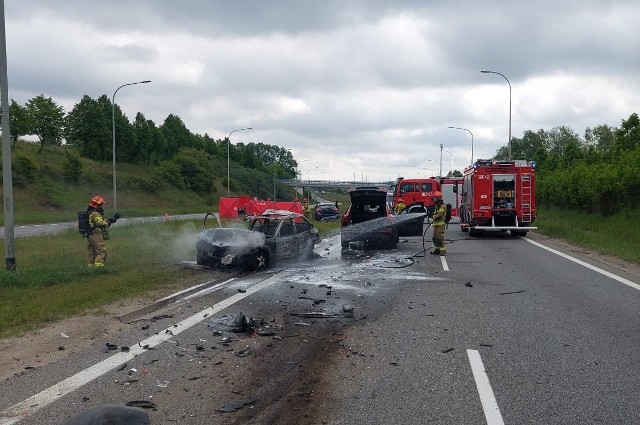 Gdańsk. Wypadek na Armii Krajowej niedaleko skrzyżowania z Cedrową. Dwie osoby poszkodowane.