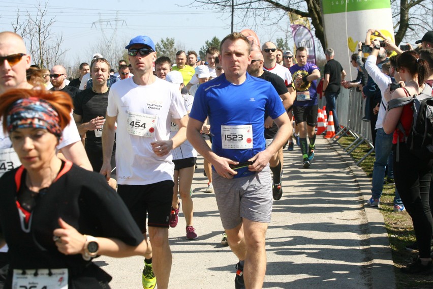 Biegli w niedzielę nad Zalewem Zemborzyckiem. To ostatni bieg z cyklu "Cztery Dychy do Maratonu" [DUŻO ZDJĘĆ]