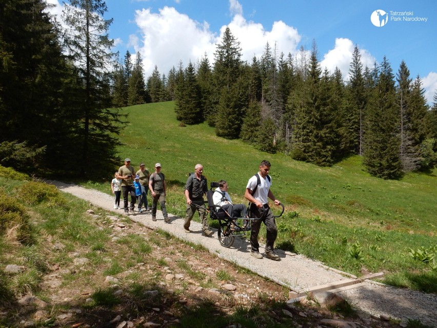 Tatry. Testują wózek dla osób niepełnosprawnych, który może otworzyć dla nich wędrówki po górach 