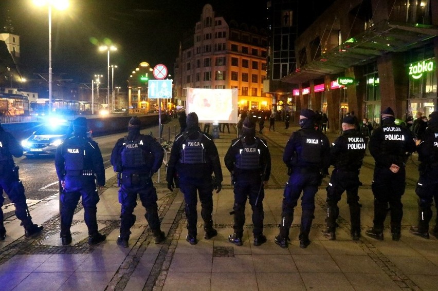 Około godziny 19 piesi protestujący doszli pod siedzibę PiS