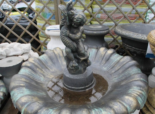 Fontanna wolnostojącaWolnostojące fontanny ogrodowe ceramiczne lub z kamienia naturalnego mogą działać w obiegu zamkniętym. Nie potrzebne jest wówczas źródło wody w pobliżu fontanny.