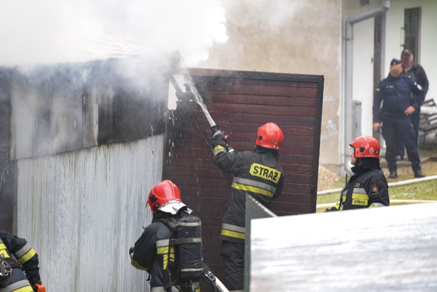 Zakopane: Strażacy gasili pożar garażu. Spłonęło stojące w nim auto