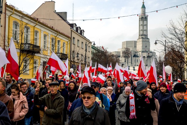 W sobotę ulicami Białegostoku przeszedł VIII Białostocki Marsz Niepodległości. Marsz rozpoczął się przed kościołem św. Rocha, a zakończył przed pomnikiem Piłsudskiego. Maszerującym towarzyszyła orkiestra, śpiewano patriotyczne pieśni. Tegoroczne hasło marszu to: Niepodległa od Pokoleń. Zobaczcie zdjęcia z tego wydarzenia.