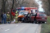 Czołowe zderzenie dwóch samochodów pod Wrocławiem. Pasażer wypadł z auta przez szybę! [FILM, ZDJĘCIA]
