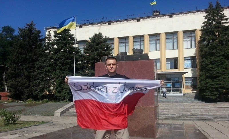 Tomasz Maciejczuk przed zburzonym pomnikiem Lenina w centrum...